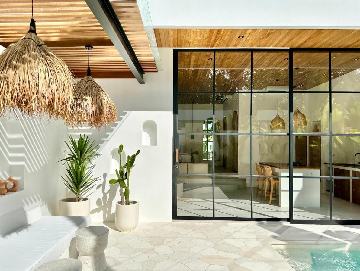 The Suites By The Young Villas Улувату Екстер'єр фото