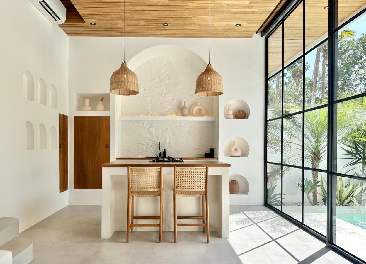 The Suites By The Young Villas Улувату Екстер'єр фото